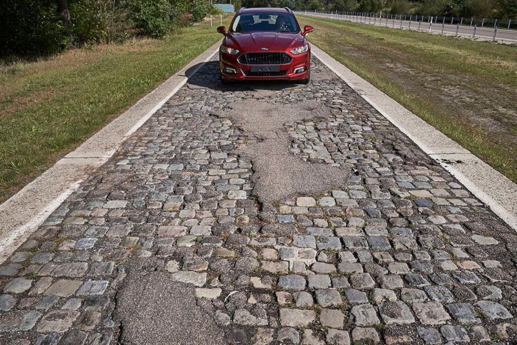 Dieser Straßenbelag fordert dem Fahrwerk und der Dämpfung Höchstleistungen ab. (Foto: Ford)