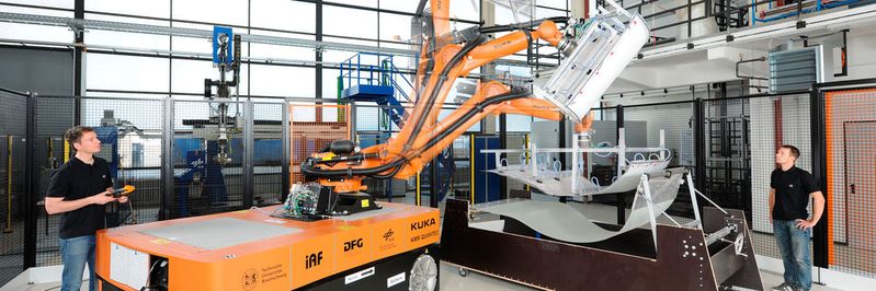 Für die Erforschung mobiler und automatisierter Herstellung großer Bauteile aus faserverstärkten Kunststoffen stehen der TU Braunschweig zwei mobile, batteriebetriebene Industrieroboter zur Verfügung, die eigenständig große Leichtbaustrukturen produzieren können. Die mobilen Produktionsroboter „KMR Quantec-TUBS“ wurden im Rahmen der Kooperation „DLR@UNI“ vom Institut für Adaptronik und Funktionsintegration der Technischen Universität Braunschweig und vom Institut für Faserverbundleichtbau und Adaptronik des Deutschen Zentrums für Luft- und Raumfahrt in Braunschweig konzipiert.(Bild:  DLR)