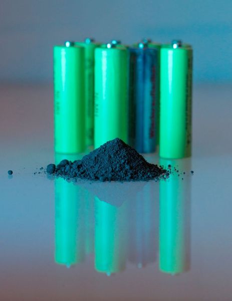 Das Bild zeigt Elektrodenpulver. Dieses wird hauchdünn auf eine Kupfer- oder Aluminiumfolie aufgetragen. Anschließend werden diese Folien, die Elektroden, getrocknet und in Form sowie Größe der künftigen Zelle zugeschnitten. (Bild: K. Selsam-Geißler/Fraunhofer ISC)