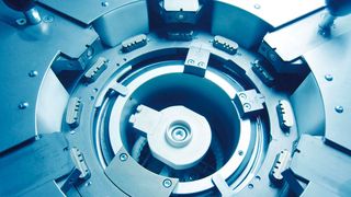 Elektrische Zylinder von SMC übernehmen in einer Fertigungszelle sowohl  die Positionierung der Bauteile als auch den prozessüberwachten Schub­betrieb. (Bild: SMC)