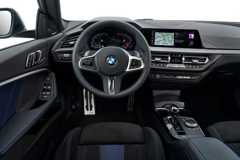 Innen orientiert sich das Gran Coupé am Fünftürer. (BMW)
