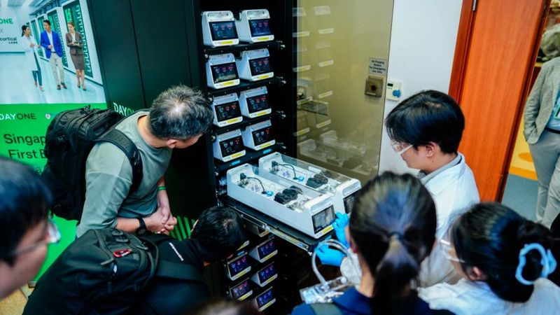 Besucher betrachten die „CL1“-Systeme beim Start des biologischen Rechenzentrums von DayOne, Cortical Labs und der National University of Singapore.(Bild:  DayOne Data Centers)