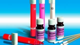 Arcotest liefert die Tinten in Flaschen ab 10 ml Inhalt oder in Markerstiften (5 ml) geliefert.  (Arcotest)