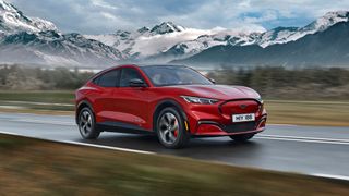 Der Ford Mustang Mach-E kostet künftig mindestens 62.900 Euro. (Bild: Ford)