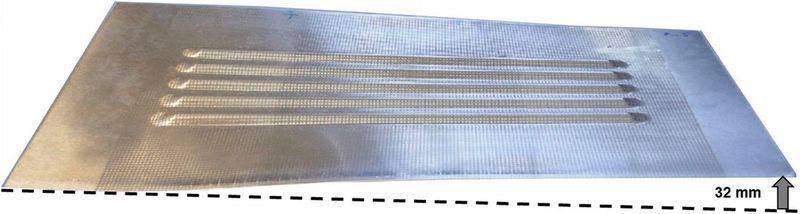 Bild 2: Ausgangssituation nach dem Prägen von Halbrundsicken ist eine Platine von 400 mm × 200 mm mit einer Blechdicke von 0,6 mm aus dem Werkstoff AA5754 und fünf 10 mm breite, 250 mm lange und 3 mm hohe Halbrundsicken. (IFU)