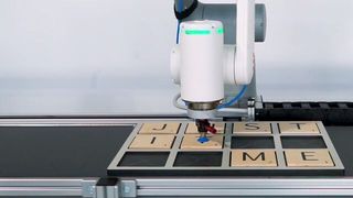 Kombination aus Förderband, Lineareinheit und Cobot: Jetzt kann der Roboter durch eine 7. Achse Werkstücke während des Transports umsortieren, hier am Beispiel von Puzzlestücken. (Bild: item)