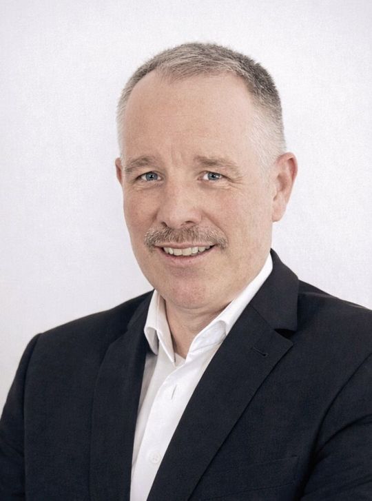 Marcel Elsässer, Geschäftsführer Carl Benzinger GmbH: «Mit unseren 5-Achs-Bearbeitungszentren ‹Compact5› rüsten sich Fertigungsbetriebe optimal und zukunftssicher für wirtschaftliches und effizientes Fertigen von Uhrengehäusen und Schmuck.»(Bild:  Carl Benzinger GmbH)