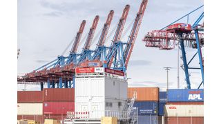 Blick auf die neue Landstrom-Versorgungsanlage am Containerterminal Tollerort (CCT) der Hamburger Hafen und Logistik AG. Solche Anlagen sollten Containerschiffe am Liegeplatz mit Strom versorgen, damit die Diesel abgestellt werden können. Das wurde nun erstmals geschafft. (Bild: HHLA)