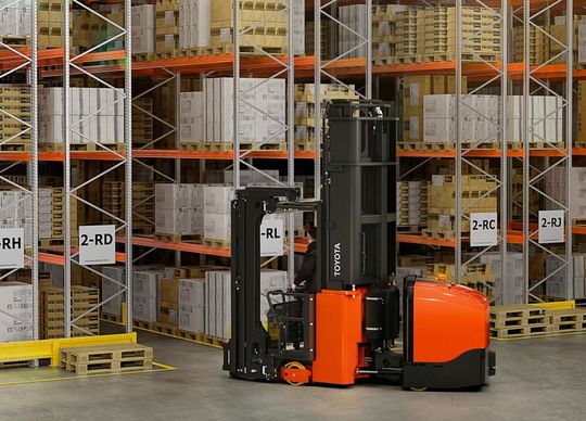 Toyota Material Handling bringt zwei neue Schmalgangstapler der Baureihe BT Vector VCE ins Lagergeschehen. Sie decken den Bereich 1 bis 1,5 Tonnen Traglast ab. Auch hat man dem Schmalgangstapler VCE150A ein Upgrade verpasst (Bild). Hier ein Überblick. Toyota Material Handling bringt zwei neue Schmalgangstapler der Baureihe BT Vector VCE ins Lagergeschehen. Sie decken den Bereich 1 bis 1,5 Tonnen Traglast ab. Auch hat man dem Schmalgangstapler VCE150A ein Upgrade verpasst (Bild). Hier ein Überblick.