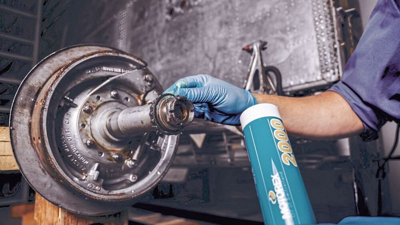 Bestens geschützt: Kritische Komponenten wie Radlager schmiert der Flugzeugspezialist und Pilot Clemens Rüb mit «Fett 2000» von Motorex.    (Bild: Motorex)