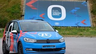 Das „Vision Zero Vehicle“ fährt elektrisch und teilautonom mit einer Vielzahl von Assistenzsystemen. (Holz / »kfz-betrieb«)