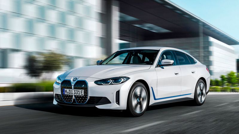 Mit dem elektrischen Cousin der Dreier- und Vierer-Reihe tritt BMW direkt gegen den E-Auto-Bestseller Tesla Model 3 an. Mit dem elektrischen Cousin der Dreier- und Vierer-Reihe tritt BMW direkt gegen den E-Auto-Bestseller Tesla Model 3 an.
