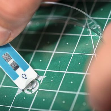 Forscher der Technischen Universität München (TUM) haben einen Weg gefunden, die Messgenauigkeit von gängigen Oxidase-Biosensoren von 50 auf 99 Prozent zu steigern und so den Weg für neue Anwendungen zu ebnen. Hierfür haben sie einen Sauerstofffänger entwickelt, der überschüssigen Sauerstofff im Sensor in Wasser umwandelt. Im Bild: Der Sensorstreifen wird mit einer Probe behandelt. (Bild: Andreas Heddergott / TU Muenchen)