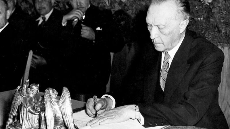Eine Information am Rande: Mit einem Soennecken-Füller unterzeichnete Konrad Adenauer am 23. Mai 1949 das deutsche Grundgesetz.   (Picture-alliance/AP Photo)