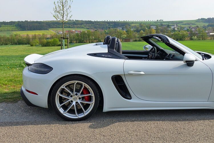 Neben dem Heck ist auch das verbaute Aggregat im 718 neu. Normalerweise kommen in der Baureihe Vierzylinder-Turbotmotoren zum Einsatz. Hier aber arbeitet ein 4,0 Liter großer Sechszylinder-Saugmotor, der brachiale 420 PS und 420 Nm mobilisiert. (Bild: Schreiner/»kfz-betrieb«)