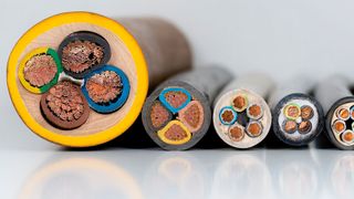 Die Versorgung für Kabelhersteller wird knapp: Neben PVC fehlen inzwischen viele weitere Rohstoffe. (©mirkograul - stock.adobe.com)