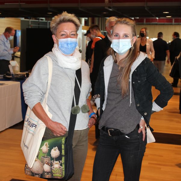 Besucherstimmen der LAB-SUPPLY Dresden 2021Simone Zschornak (l.) und Marie Sommer, lPC Dresden:  Sommer: „Mir gefällt, dass es immer wieder Vorträge gibt, die man sich hier selbst zusammenstellen und auch per Mail schicken lassen kann. Den Aufbau der Ausstellung finde ich mit den kleinen Ständen gut gelöst. Das ist nicht so erdrückend, sondern wirklich nett gemacht.“ Zschornak: „Man wird hier nicht überschüttet mit Infos, sodass man am Ende völlig überfrachtet rausgeht und gar nicht mehr weiß, was man alles gehört hat.“ Weitere Infos zu den kommenden LAB-SUPPLY-Messen finden Sie auf www.lab-supply.info.    (LABORPRAXIS, C. Lüttmann)