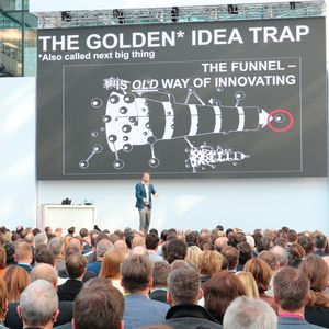 Nick Sohnemann, Future Candy, bei seiner Keynote. Im Hintergrund ein Modell klassischer Innovationsmethodik.