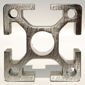 Removed burrs  and rounded edges: End faces of an extruded steel profile before (2a) and after (2b) brush deburring.(Source:  Kullen-Koti)