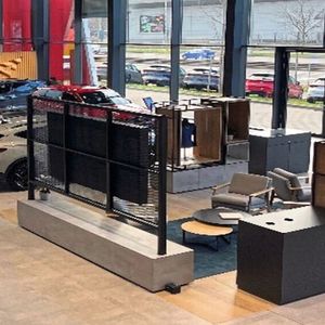 Zwischen den ausgestellten Fahrzeugen, übrigens auch der gesamten Seat-Palette, sind immer wieder Beratungs- und Gesprächsinseln eingerichtet.(Bild:  VW Automobile Stuttgart)