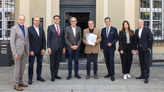 Von links: Oberpflegamtsdirektor Walter Herberth (Stiftung Juliusspital, Klinikum Würzburg Mitte), Volker Sauer (Geschäftsführer KWM), PD Dr. Tim J. von Oertzen, (Ärztlicher Direktor und Vorstandsvorsitzender Universitätsklinikum Würzburg), Prof. Dr. Matthias Frosch (Dekan Medizinische Fakultät Würzburg), Prof. Dr. August Stich (Schwerpunktbereich Infektiologie/Tropenmedizin, UKW), Oberbürgermeister Christian Schuchardt, Catharina Kipping (Vogel Stiftung Dr. Eckernkamp) und Dr. Gunther Schunk (Vogel Stiftung Dr. Eckernkamp) freuen sich über die Stiftungsvereinbarung.  (Bild: Claudia Lother – Stadt Würzburg)