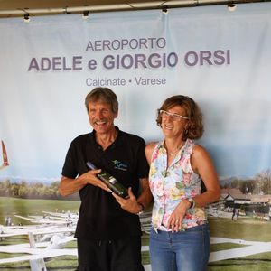 Die Pioniere Klaus Ohlmann and Ingmar Geiß haben die erste Alpenüberquerung mit einem Elektroflugzeug mit Batteriespeicher gemeistert.