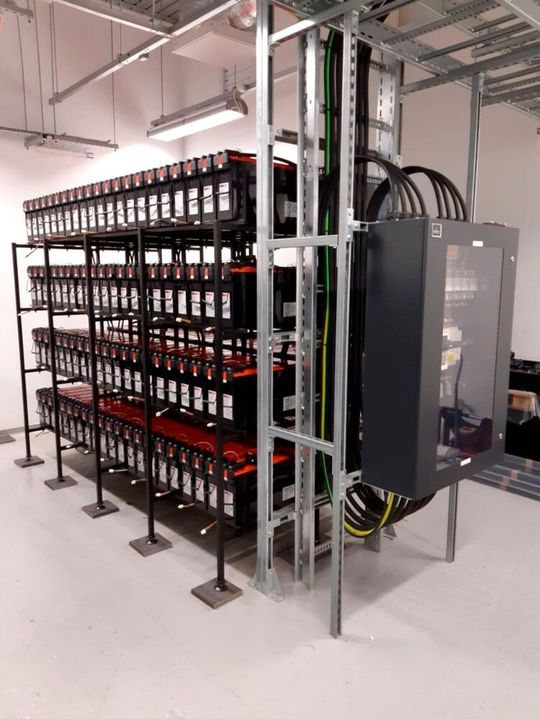 So sieht eine EnerSys Batterie-Installation im Einsatz aus.(Bild:  EnerSys)