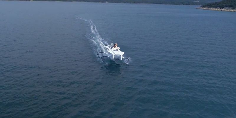 Zum Abheben – das elektrische Tragflächenboot Quadrofoil (Quadrofoil)
