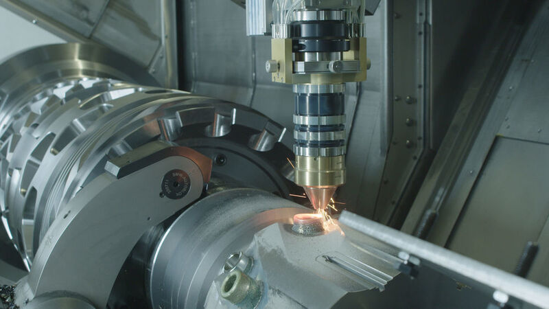 Mit einem Laser-Auftragskopf lassen sich beim Additive Manufacturing beliebige Geometrien
auf vorhandene Grundkörper aufbringen. (WFL, Linz)