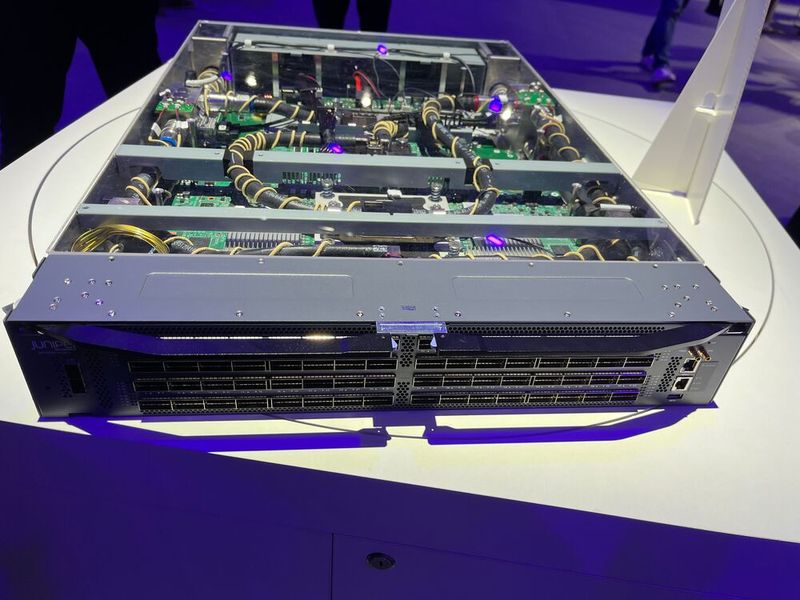 Der flüssigkeitsgekühlte Juniper-Switch QFX5250 baut auf dem Tomahawk-6-Chipsatz von Broadcom auf. Er bietet 64 1,6TbE-Ports mit 102,4 Tbps Durchsatz. (Bild: Vogel IT-Medien)