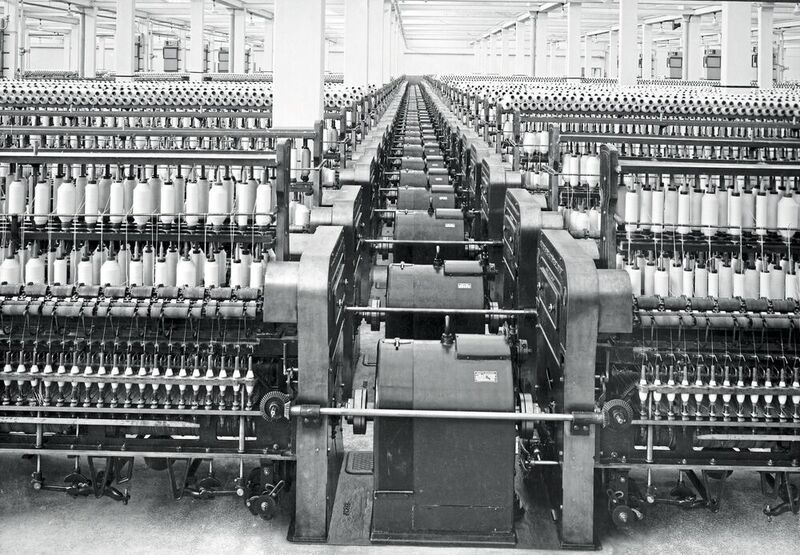 In den 1920er-Jahren wurden immer speziellere Motoren entwickelt, wie beispielsweise Doppelantriebe mit regelbaren Drehstrommotoren für Ringspinnmaschinen (im Bild: Bauwollweberei Cotonificio Triestino Brunner, 1928). (Siemens Historical Institute)