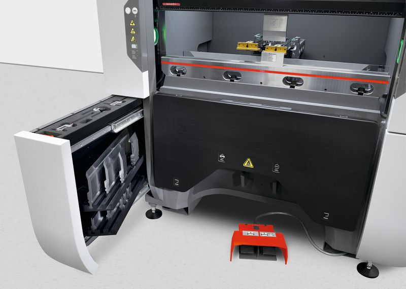 Impressionen von der Abkantmaschine Xpert 40. (Bild: Bystronic)