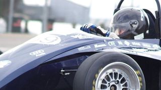 Das Hawks Racing Team der Hochschule für angewandte Wissenschaften Hamburg nutzt Industriegasfedern für die Pedale im Cockpit ihres Formel Student Rennwagens. (Flickr.com/Johann-Nikolaus Andreae)