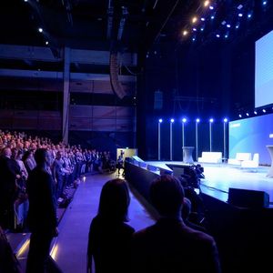 Aufstehen für die Nationalhymne(Bild:  AI Finland)