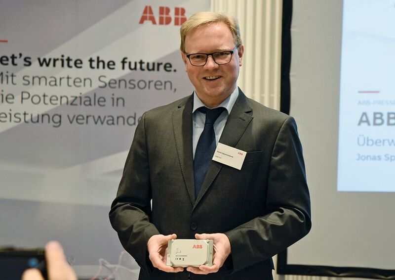 Jonas Spoorendonk shows how, with the help of ABB machine construction customers, the smart sensor can be further developed for new applications. (Stefanie Michel)
