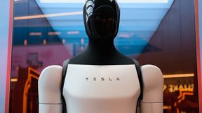 Wenn es nach Elon Musk geht, dann wird man dem humanoiden Tesla-Roboter Optimus ab spätestens Ende 2027 überall begegnen können, denn ab da soll der breite Verkauf angeleiert werden ... (Bild: Tesla)