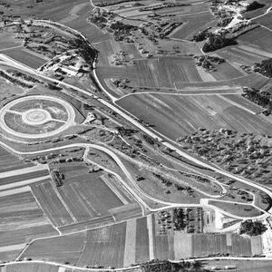 Die Teststrecke in Weissach. Eine Urkunde von 1910 beschreibt das Gelände so: „...auffallend bergig und steinig, aber wenig ergiebig und sehr schwer zu bebauen“.