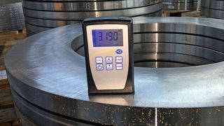 Mit dem besonderen Kombinationsverfahren von PTZ Weidner für die Herstellung von Ringen werden auch bei großen Werkstücken hohe Oberflächenqualitäten erreicht. Hier liegt diese bei Ra = 3,2 an der Trennfläche.

NACHTRAG: PTZ Weidner hat am 03. August 2017 berichtet, dass man das hier noch mit rund 3 mm gemessene Trennspaltniveau um 1 mm, auf lediglich 2 mm reduzieren konnte. (Weidner)