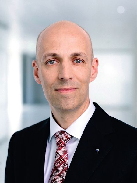 Dr.-Ing. E. h. Peter Leibinger, stellvertretender Vorsitzender der Geschäftsführung, verantwortlich für Forschung und Entwicklung sowie neue Geschäftsfelder, Vorsitzender des Geschäftsbereiches Lasertechnik/Elektronik: „Sowohl die Weiterentwicklung der diodengepumpten Festkörperlaser als auch die Weiterentwicklung der Diodendirektlaser ist für uns enorm wichtig.“ (Bild: Trumpf)