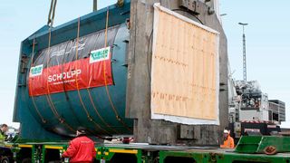 Scholpp bringt für die Fielitz GmbH die weltgrößte Fluidpresse an einen neuen Standort. (Bild: Scholpp)