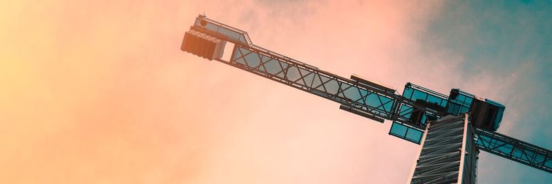 Treten Probleme auf, die der Kranbediener nicht lösen kann, erhalten die Servicetechniker einen Zugriff auf die gesamte Steuerung, egal wo der Kran gerade aufgestellt ist.(Bild:  gemeinfrei // Unsplash)