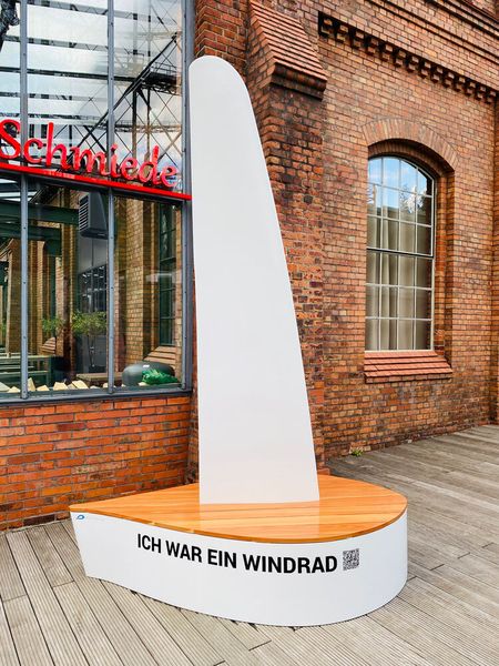 Das ist ein Hinweis von Wings for Living, dass in die Jahre gekommene Rotorblätter von Windkraftanlagen nicht unbedingt auf der Halde oder im Ofen landen müssen. (Bild: Wings for Living)