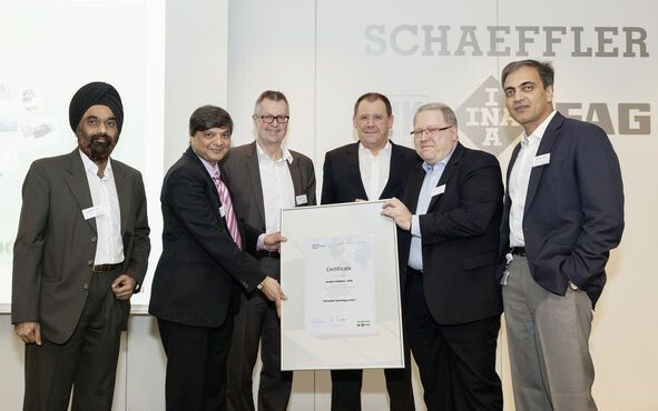 Robert Schullan, Mitglied des Vorstands/CEO Industrie (3. v. l.), Uwe Hartmann, Member of the Region Management Board Europe, Middle East, Africa and India (4. v. l.) und Karlheinz Lindner, Leiter Schaeffler Technology Center (2. v. r.), überreichten das Zertifikat an die Vertreter von Schaeffler Indien, von links: Sarabjit Singh, Leiter Vertrieb und Marketing Industrie, Rajendra Anandpara, President Industrial, und Dharmesh Arora, CEO Schaeffler Indien. (Bild: Schaeffler)