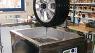 Die Radwaschmaschine besteht komplett aus Edelstahl und ist mit einem Lift ausgestattet, mit dem man das Rad manövriert.  (Foto: Lauer)