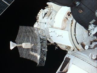 Übersichtsaufnahme der Raumstation Mir. Die Ansicht beinhaltet die Traversantenne am Ende des Priroda-Moduls. Priroda (