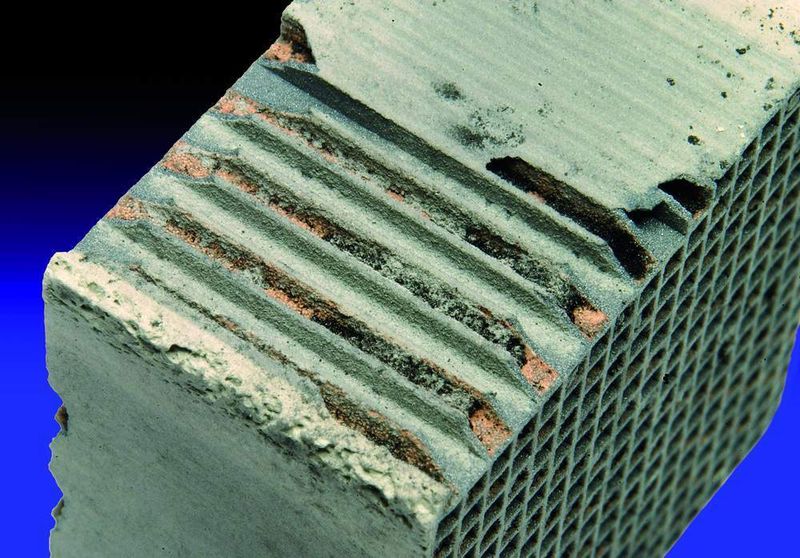 Die Folge von zu hohene Ascheanteilen in Motorölen: Der Dieselpartikelfilter verstopft im Laufe der Zeit und wird dadurch zerstört.  (Foto: Castrol)