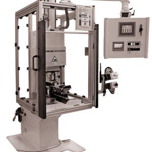 Produktionseinheit auf Basis eines Tox-Pressensystems vom Typ PC zum Mehrpunkt-Clinchen.