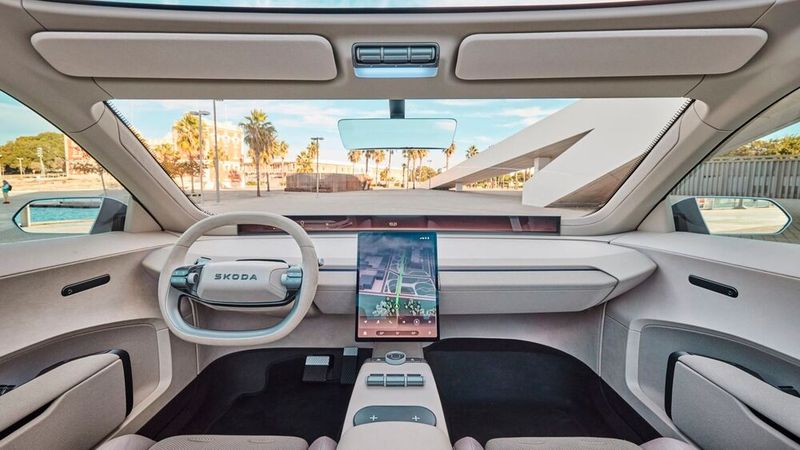 In der Mittelkonsole liegt gut erreichbar ein großer Dreh-Drück-Steller, flankiert von physischen Tasten für Klimafunktionen und Lautstärke. (Bild: Skoda)