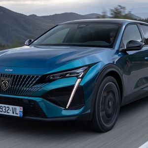 Peugeot will den 408 im kommenden Frühjahr auf die Straße bringen, die Elektro-Version folgt voraussichtlich Anfang 2024.(Bild:  Peugeot)