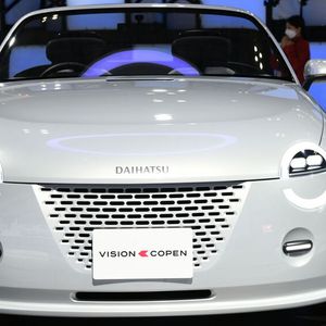 Die modernen LED-Leuchten in der Front zitieren das Scheinwerfer-Design des Ur-Copen.(Bild:  Jama)